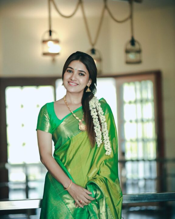 அழகில் அசத்தும் நடிகை வாணி போஜன்..! வைரலாகும் செம்ம கியூட்டான புகைப்படங்கள்..! 3
