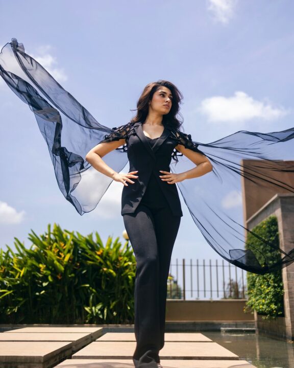 கருப்பு உடையில் கலக்கும் நடிகை Krithi Shetty..! வெறித்தனமாக வைரலாகும் புகைப்படங்கள்..! 3