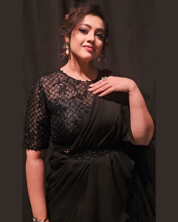 அழகில் அசத்தும் நடிகை மீனா..! இணையத்தில் வைரலாகும் செம்ம கியூட்டான புகைப்படங்கள்..! 3