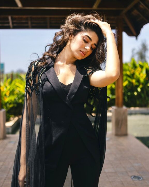 கருப்பு உடையில் கலக்கும் நடிகை Krithi Shetty..! வெறித்தனமாக வைரலாகும் புகைப்படங்கள்..! 5