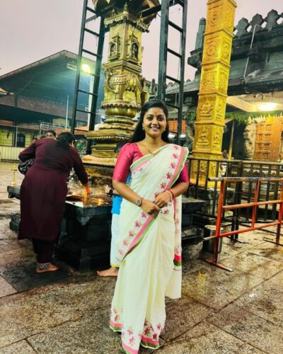 குடும்பத்துடன் கேரளா கோவிலில் சிறகடிக்க ஆசை நடிகை கோமதி சாமி தரிசனம்..! 10 குடும்பத்துடன் கேரளா கோவிலில் சிறகடிக்க ஆசை நடிகை கோமதி சாமி தரிசனம்..! 9