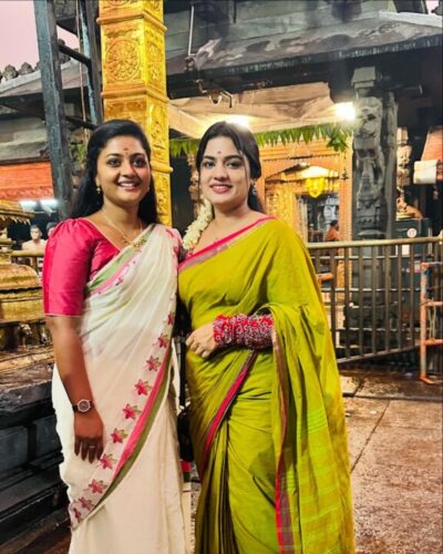 குடும்பத்துடன் கேரளா கோவிலில் சிறகடிக்க ஆசை நடிகை கோமதி சாமி தரிசனம்..! 2 குடும்பத்துடன் கேரளா கோவிலில் சிறகடிக்க ஆசை நடிகை கோமதி சாமி தரிசனம்..! 1