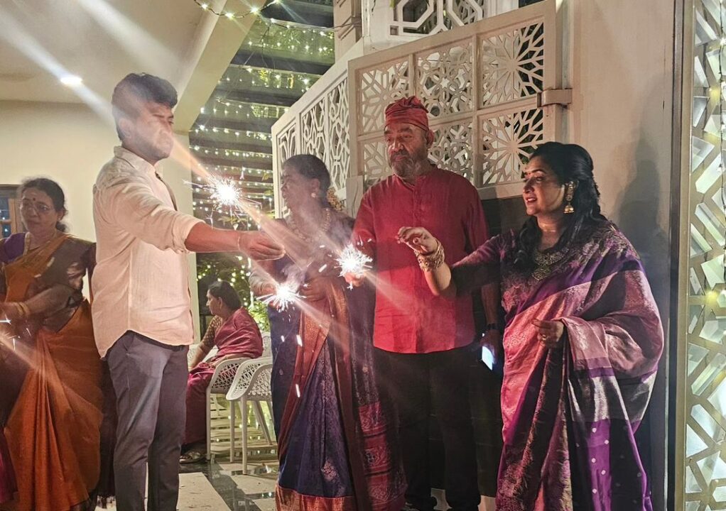 பேரன் பேத்திகளுடன் தீபாவளி பண்டிகையை கொண்டாடிய நடிகர் விஜயகுமார்..! 11