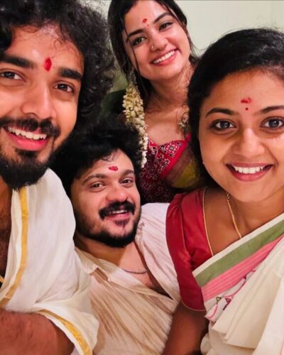 குடும்பத்துடன் கேரளா கோவிலில் சிறகடிக்க ஆசை நடிகை கோமதி சாமி தரிசனம்..! 8 குடும்பத்துடன் கேரளா கோவிலில் சிறகடிக்க ஆசை நடிகை கோமதி சாமி தரிசனம்..! 7