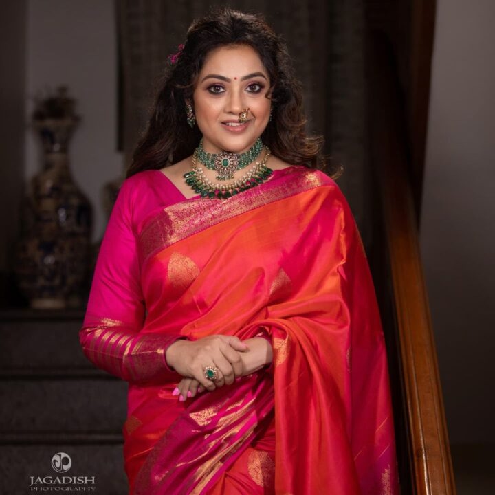 தில்லானா தில்லானா இவ தித்திக்கின்ற தேனா..! போட்டோஷூட்டில் கலக்கும் நடிகை மீனா..! 3