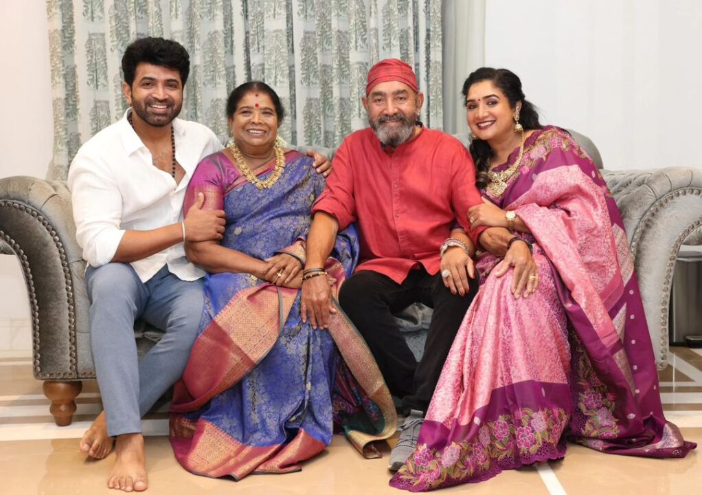 பேரன் பேத்திகளுடன் தீபாவளி பண்டிகையை கொண்டாடிய நடிகர் விஜயகுமார்..! 3