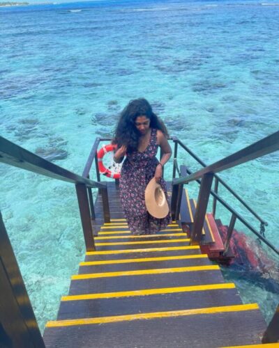 மாலத்தீவில் விடுமுறையை கொண்டாடும் மெட்ராஸ் பட நடிகை ரித்விகாவின் அழகிய புகைப்படங்கள்..! 3