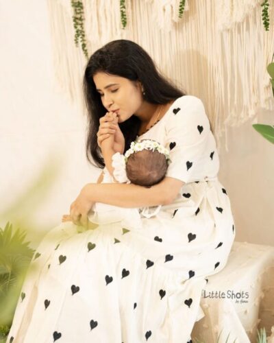 மகளுடன் முதல் போட்டோஷூட் எடுத்த சீரியல் நடிகை ரித்திகா..! 3