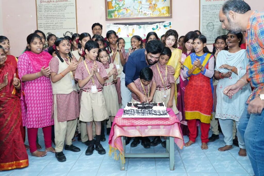 பள்ளி குழந்தைகளுடன் பிறந்தநாளை கொண்டாடிய நடிகர் அருண்விஜய் 3
