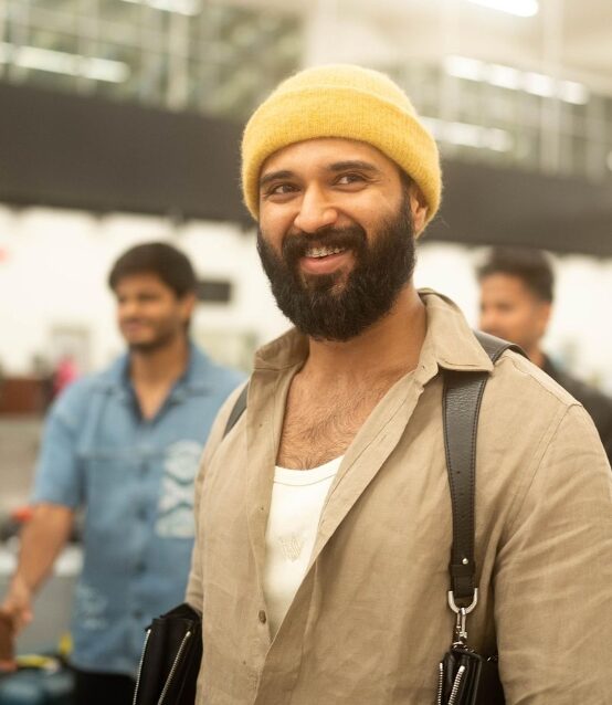 மாடிப்படியில் தவறி விழுந்த விஜய் தேவர்கொண்டா..! வைரலாகும் வீடியோ..! 3