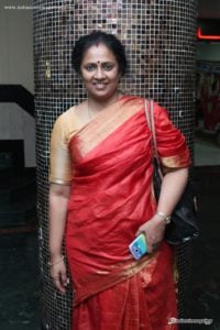 Lakshmi-Ramakrishnan-at-Nerungi-Vaa-Muthamidathe-Premiere-Show-(1)5701