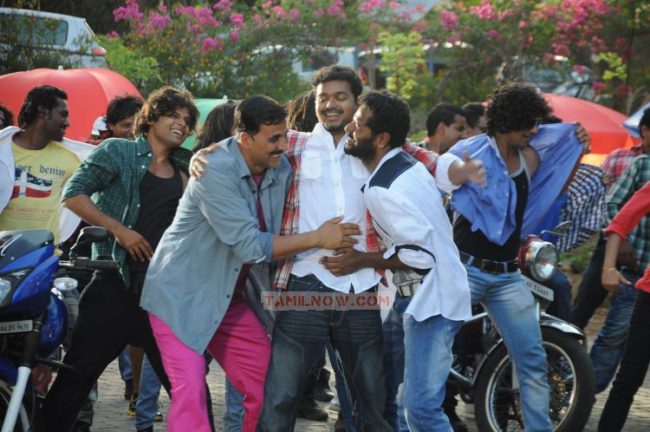 vijay-dance-in-rowdy-rathore-stills-3942