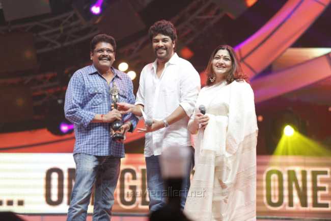 KS Ravikumar, Sundar C, Kushboo @ 9th Annaul Vijay Awards Winners Photos