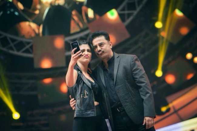 shruthi-haasan-kamal-haasan-performed-live-vijay-awards