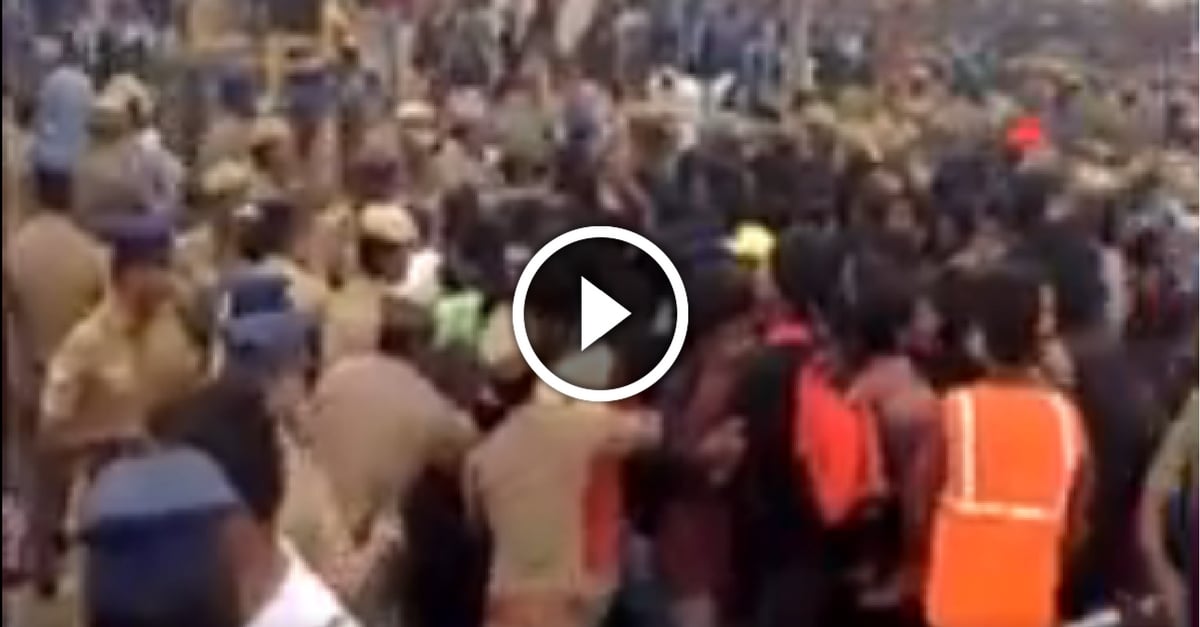 Police forces Jallikattu Protestors to vacate Marina 1