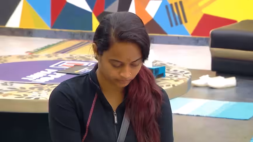 Suja Waiting For Call, Arav And Snehan Irritate Her 7