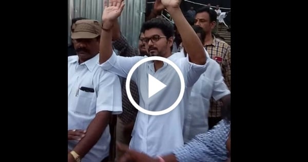 Vijay Meets Fans In Shooting Spot - Viral Video 17