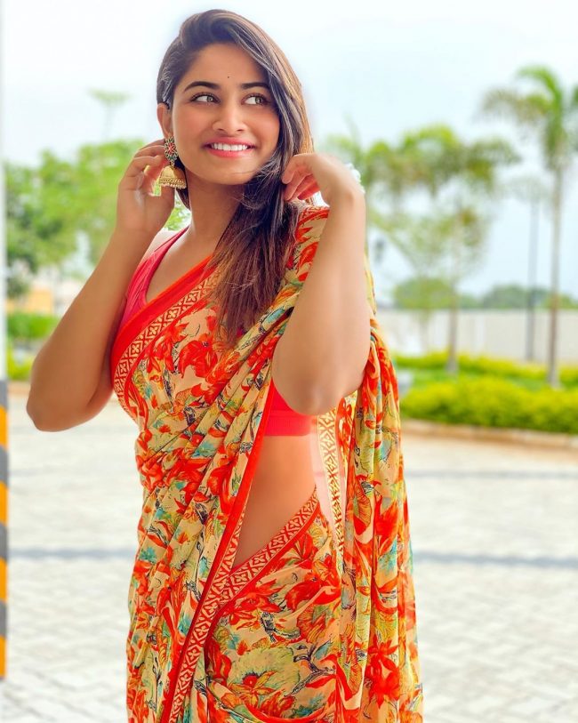 Shivani Narayanan Photos in Red Saree